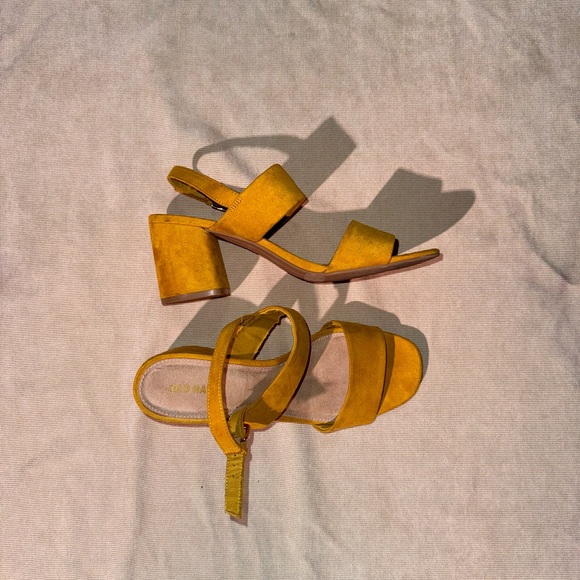 Old Navy Mustard Chunky Heel - Picture 1 of 6